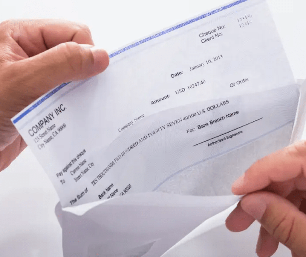 Extracción de cheque de sobre