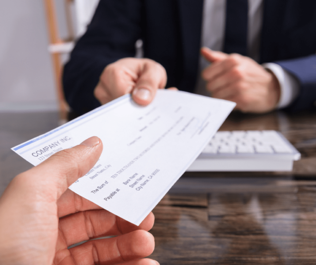 Entrega de cheque en oficina